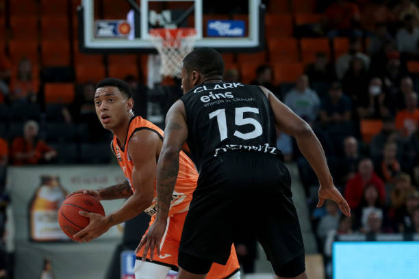 队报专栏：科纳特-萨利巴组合的失败与乌帕的不可或缺.